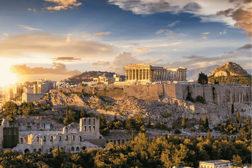 Vista da Acrópole de Atenas com o Parthenon ao entardecer.