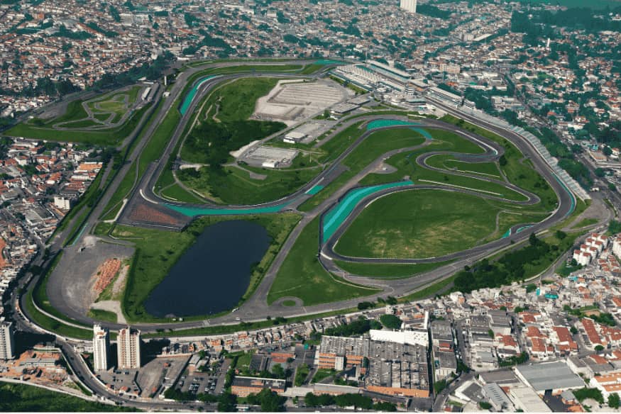 Vista aérea do Autódromo de Interlagos, em São Paulo, com traçado completo da pista.