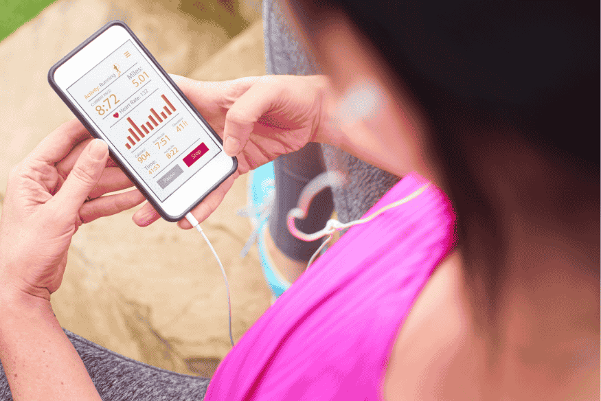 Pessoa verificando estatísticas de corrida no aplicativo de treino em smartphone