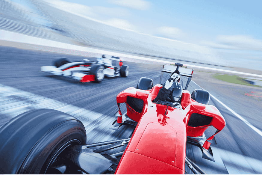 Carro vermelho de Fórmula 1 ultrapassando rival em alta velocidade na reta de um autódromo.