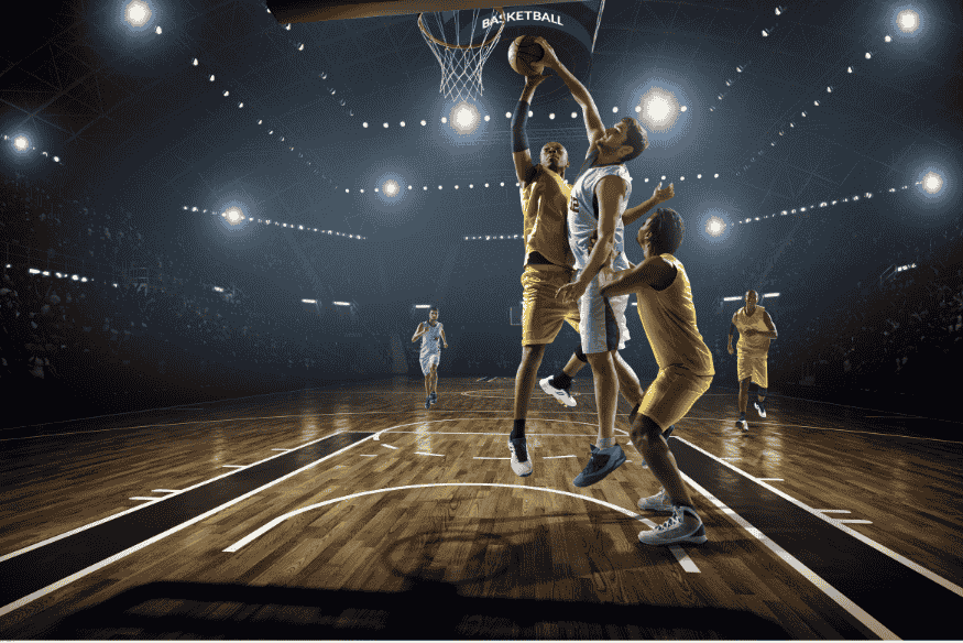 Jogador executa pick and roll em partida oficial com grande público.
