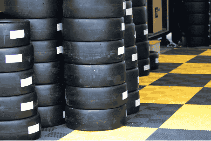 Pilhas de pneus slick de Fórmula 1 organizadas na área dos boxes.