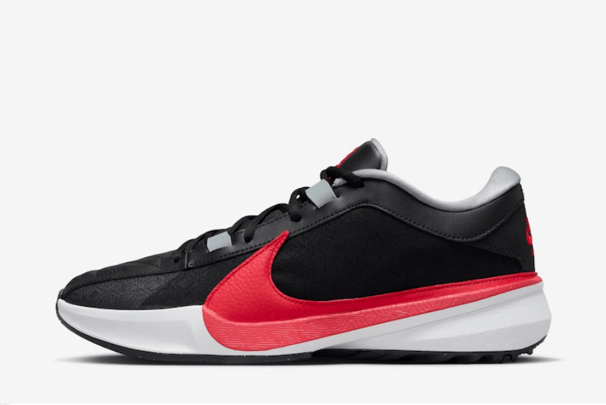 Tênis Nike Zoom Freak 5 em preto, vermelho e branco, com design esportivo de performance.