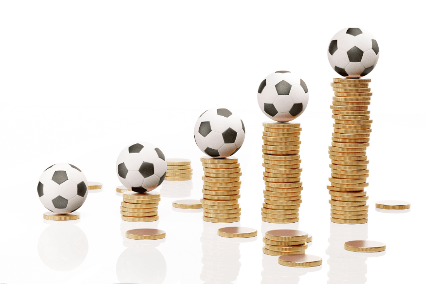 Pilhas de moedas com bolas de futebol no topo, em diferentes alturas, representando equilíbrio financeiro no esporte