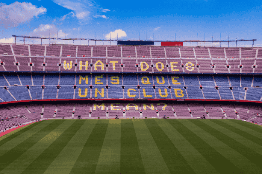 Arquibancada do Camp Nou exibindo a frase 'What does Més que un club mean?'.