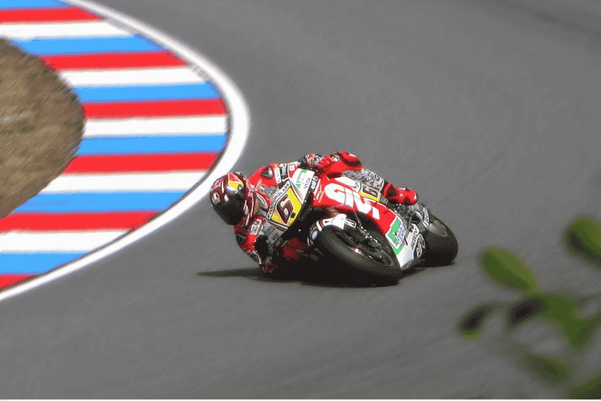 Moto número 6 em curva fechada com grande inclinação durante prova da MotoGP.