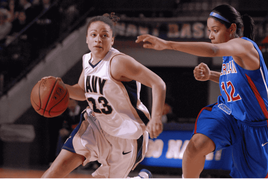 Duas jogadoras disputando partida de basquete com intensidade.