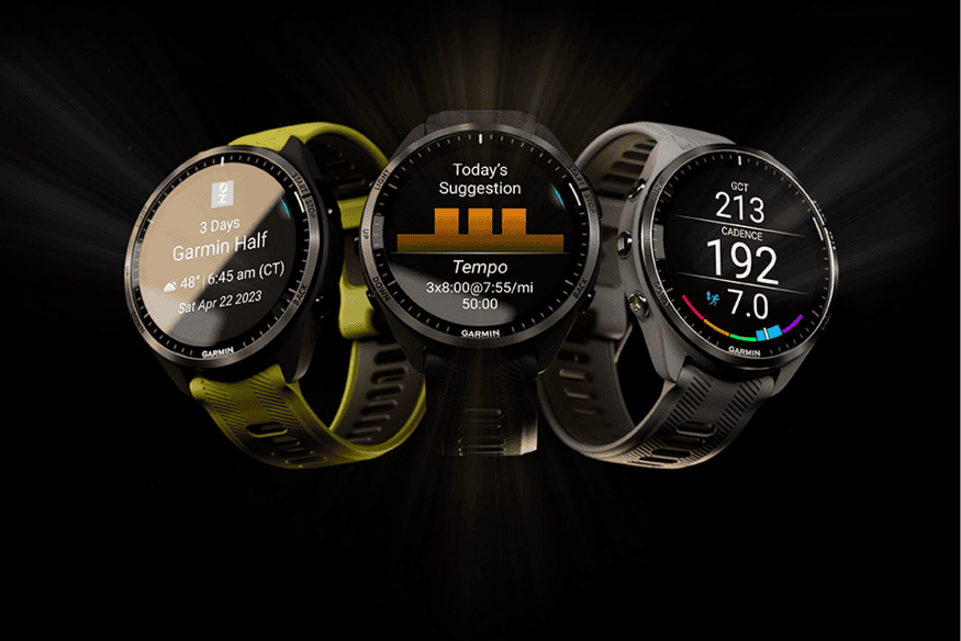 Três relógios Garmin Forerunner 965 lado a lado exibindo métricas de corrida avançadas