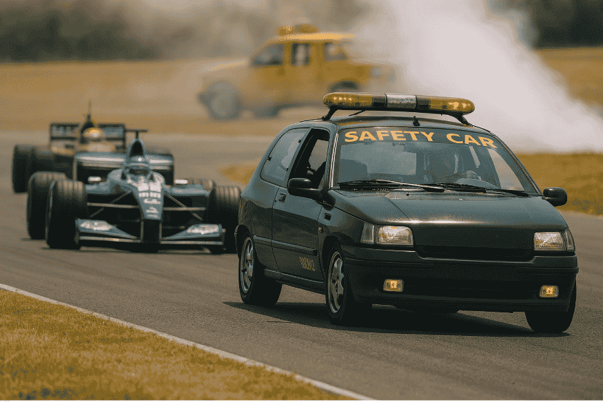 Mercedes-Benz AMG GT usado como Safety Car da Fórmula 1 em curva de circuito.
