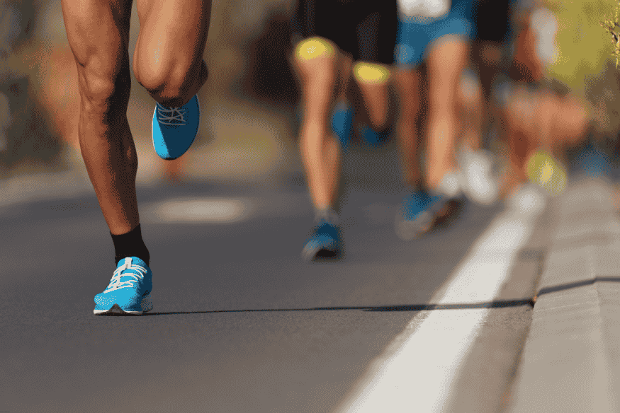 Corredores disputando prova de rua com foco em resistência
