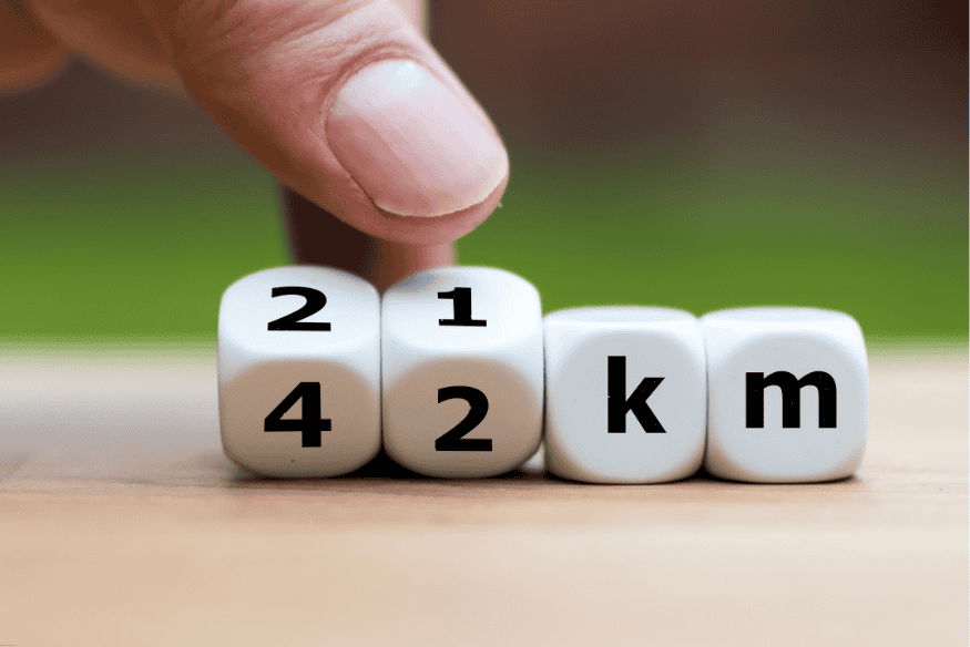 Dado em cubos representando a escolha entre 21 km e 42 km como distância-alvo