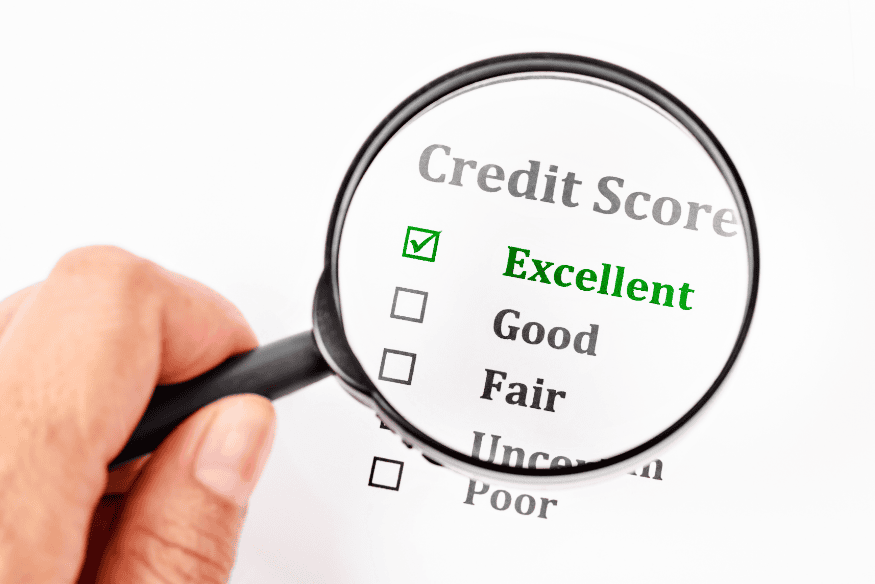 Lupa destacando a classificação “Excellent” em relatório de score de crédito, simbolizando a importância de manter bom comportamento financeiro para alcançar alta pontuação.