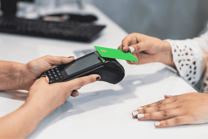 Pagamento com cartão de crédito em maquininha, mostrando transação presencial com uso de cartão físico