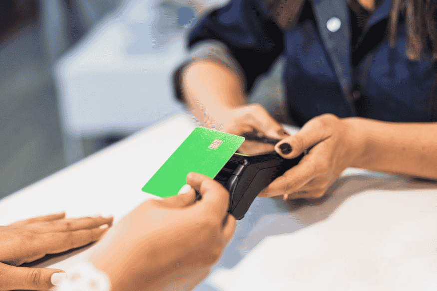 Cliente realizando pagamento com cartão em maquininha, cena comum para falar sobre segurança no cartão por aproximação.